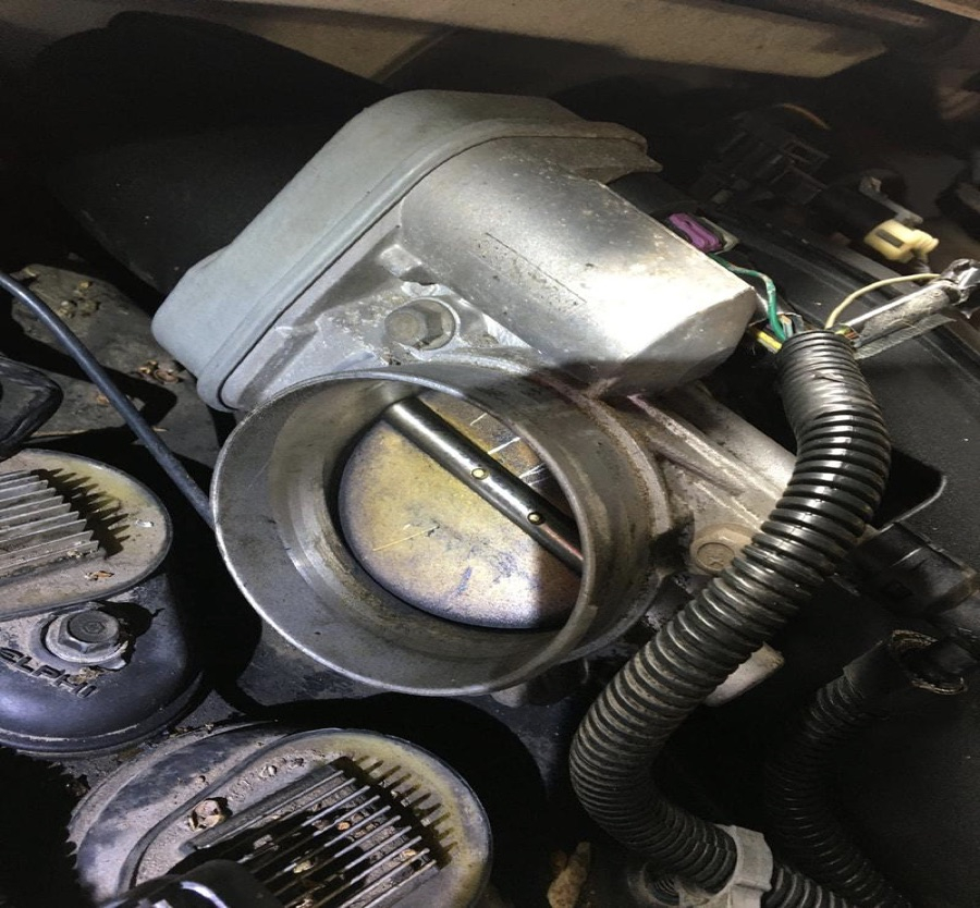 Dirty Throttle Body. 2004 GMC Envoy